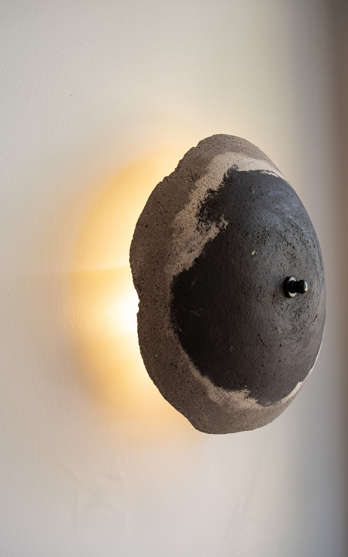 Niveo – handmade black & white ceramic wall sconce in natural clay, Geza Ceramic – image 9