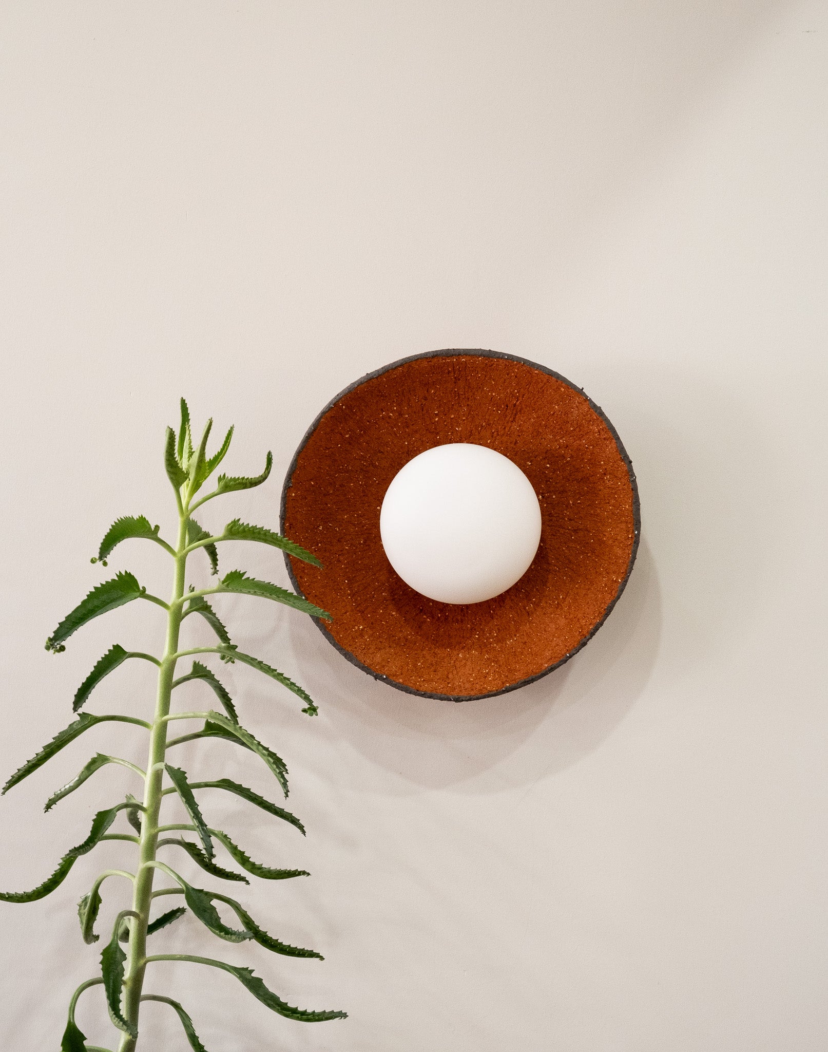 Handgefertigte Wandleuchte aus Terrakotta: Moderne Keramik-Wandleuchte