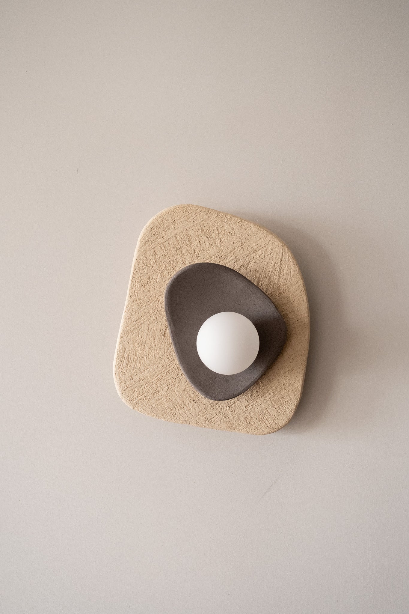 Beige-graue Keramik-Wandleuchte – Handgefertigte Wabi-Sabi-Wandleuchte