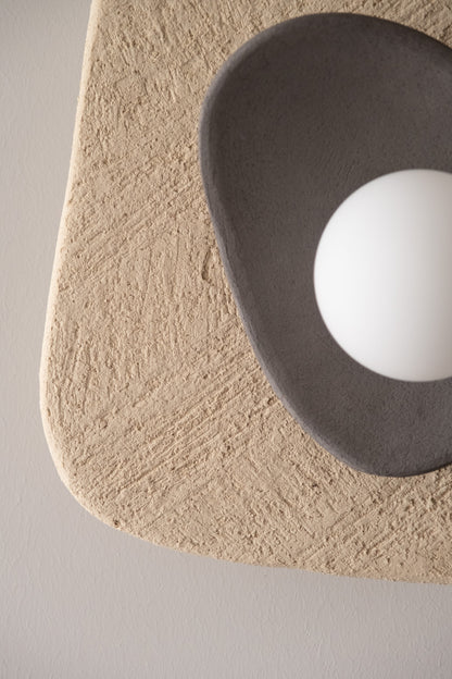 Beige-graue Keramik-Wandleuchte – Handgefertigte Wabi-Sabi-Wandleuchte