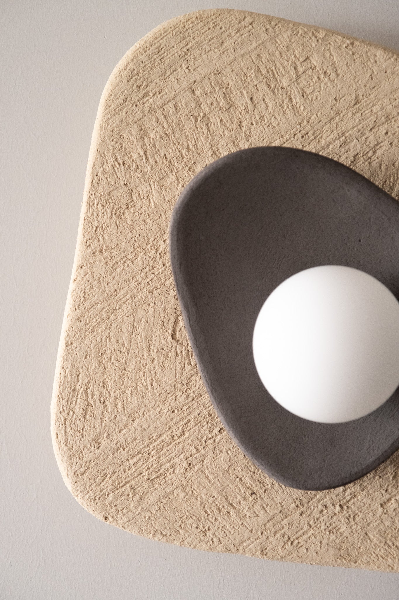 Beige-graue Keramik-Wandleuchte – Handgefertigte Wabi-Sabi-Wandleuchte