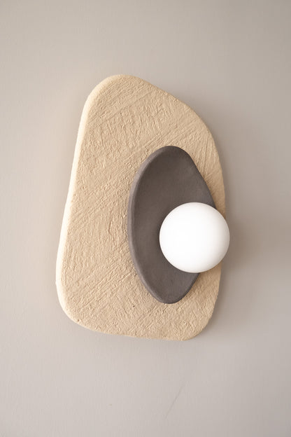 Beige-graue Keramik-Wandleuchte – Handgefertigte Wabi-Sabi-Wandleuchte