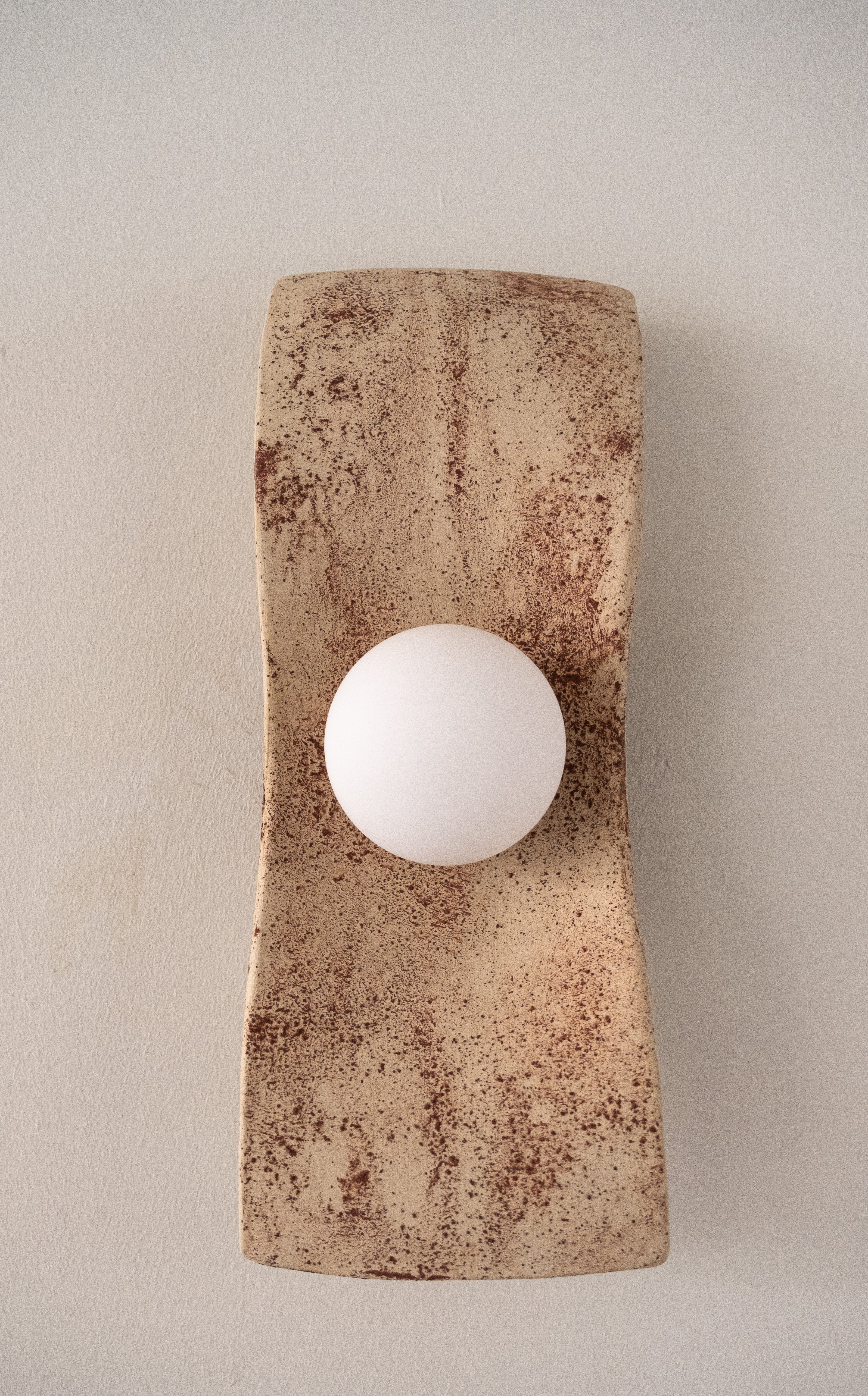 Lange handgefertigte Wandlampe aus Keramik, Moderne Wandlampe, große Japandi Wandleuchte, Wohngeschenk